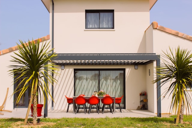 Pergola mit Lamellendach: Der Retter für jede Wetterlage – So geniessen Sie Ihre Terrasse bei Sonnenschein und im leichten Regen