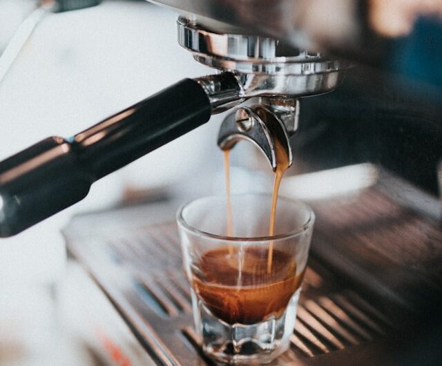 Espresso zu Hause zubereiten: Worauf es bei Technik, Bohnen und Routine wirklich ankommt