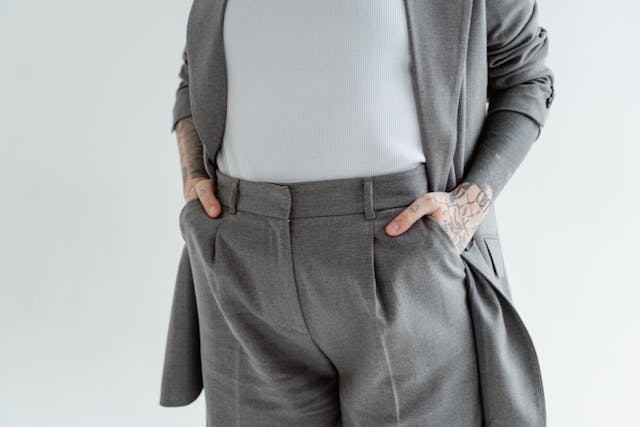 Warum graue Hosen zu den vielseitigsten Basics im Kleiderschrank gehören: Styling Tipps für Alltag und Büro